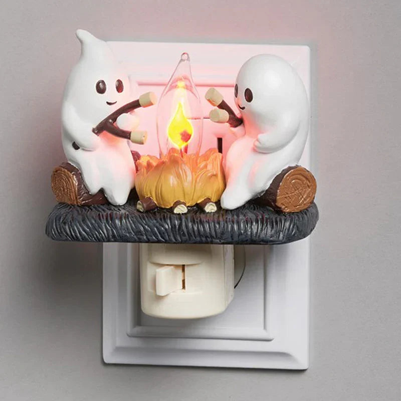 Betoverend nachtlampje in spookvorm, met dynamisch kampvuur vlam effect voor rustgevende slaapkamer sfeerverlichting.