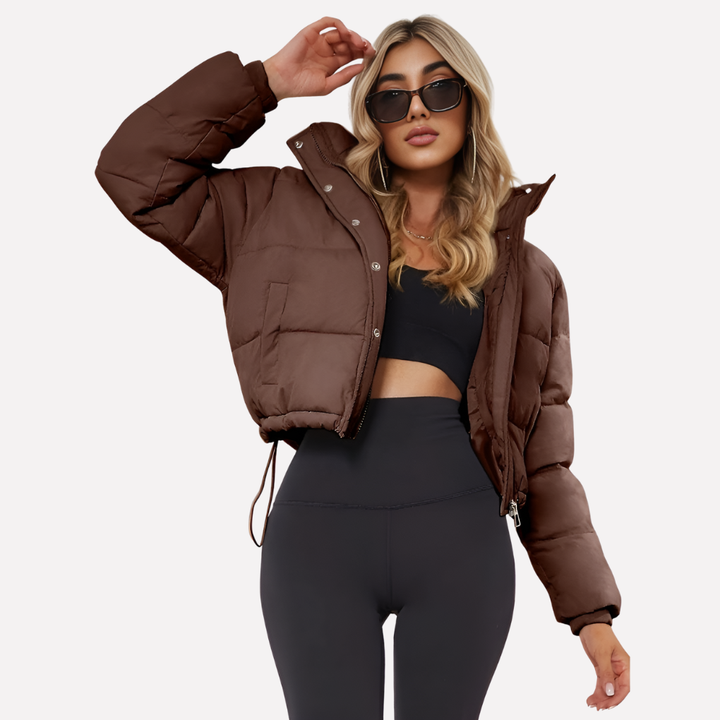 Sportieve dames korte jas met capuchon en rits, ideaal voor lente of herfst. Comfortabel en veelzijdig.