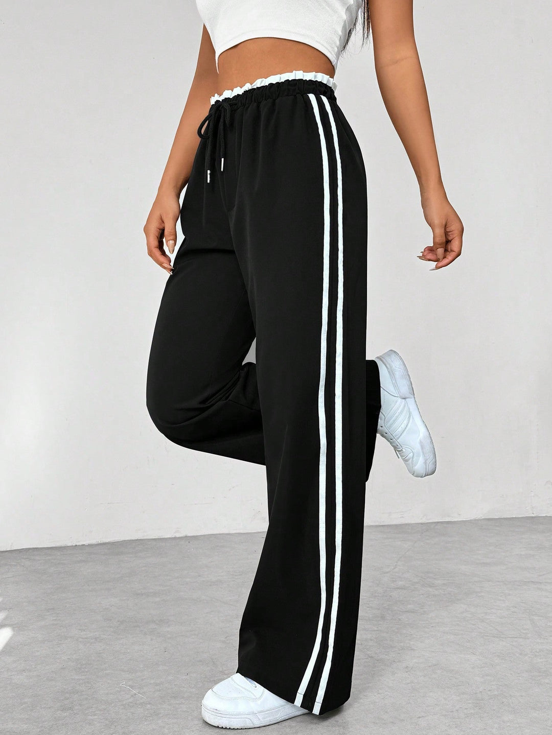 "Sportieve wide-leg broek met relaxte pasvorm en dubbele strepen, elastische tailleband, perfect voor casual stijl."
