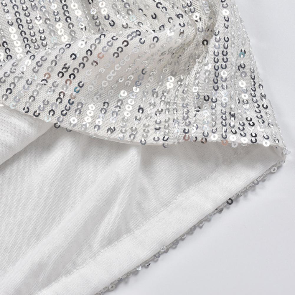 Damesbroek met oogverblindende zilveren glitter, een echte eyecatcher in damesmode.