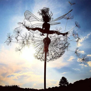 Handgemaakt metalen elfje tuinbeeld, perfect voor buiten. Weerbestendig tuinornament en unieke tuindecoratie.