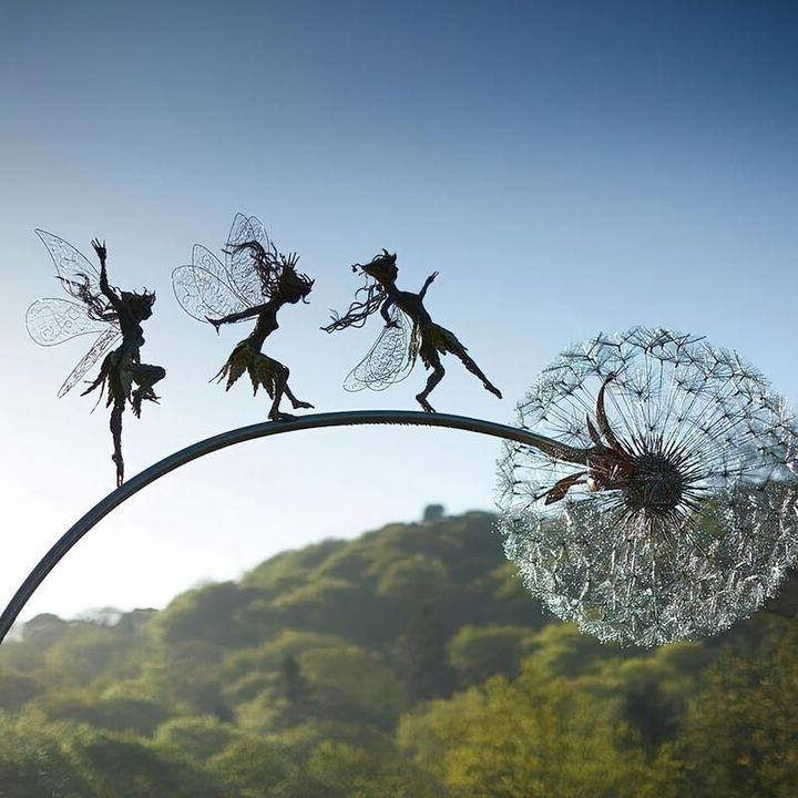 Tuinornament: een elegant metalen elfje als tuindecoratie. Sprookjesachtig silhouet perfect voor buiten.