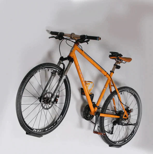 Zwarte stalen muurbeugel voor fiets, perfect om fietsen verticaal op te bergen en ruimte te besparen.