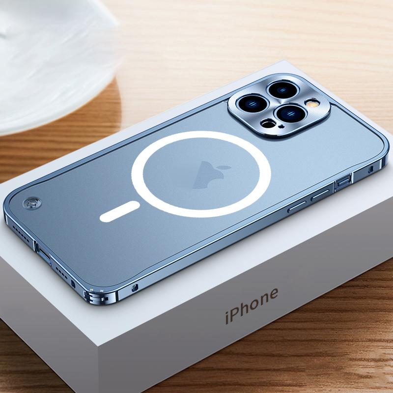 Duurzame stalen iPhonehoes met MagSafe compatibiliteit, biedt slanke bescherming tegen vallen.