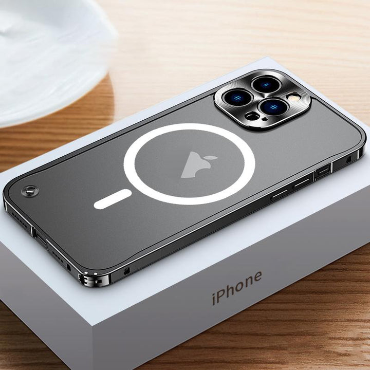 Slanke stalen MagSafe iPhone hoes; magnetisch, duurzaam en perfect voor draadloos opladen.
