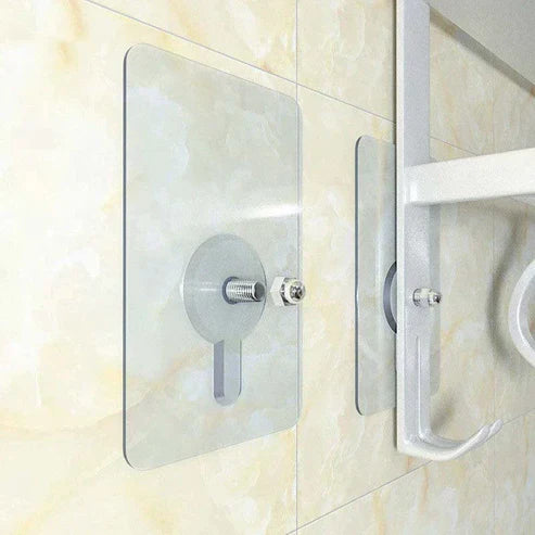 Zelfklevende muurhaken PlakGemak in keuken, perfect voor theedoeken en keukengerei. Borenvrij en schade-vrij.