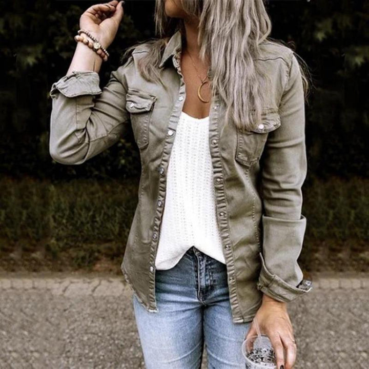 Trendy dames denim jack, ideaal als casual bovenkleding. Comfortabel en veelzijdig voor dagelijks gebruik.