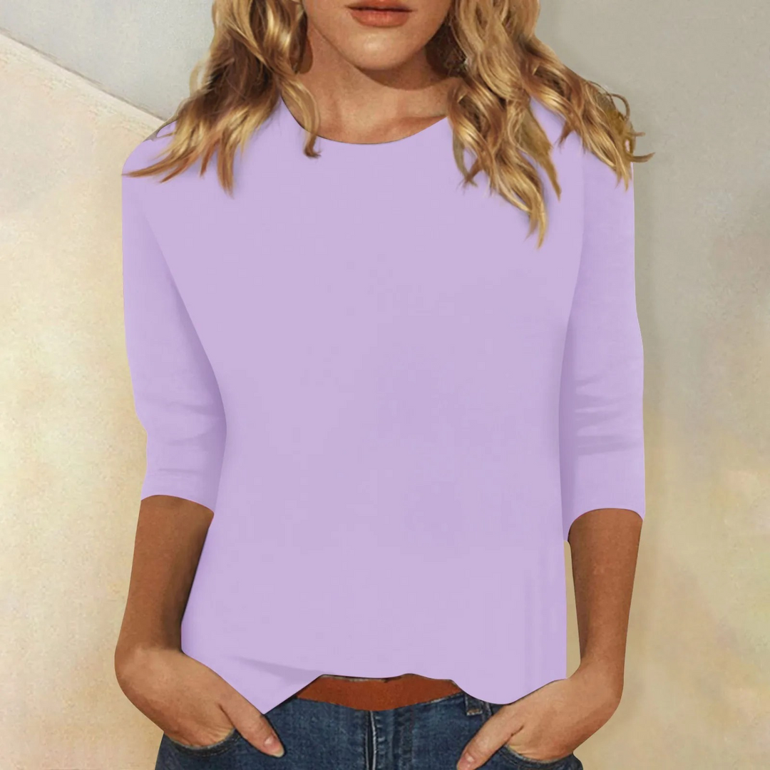 Dame draagt het veelzijdige dames shirt Ava met lange mouwen, geschikt voor zowel een casual als elegante look.