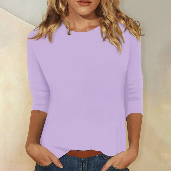 Dame draagt het veelzijdige dames shirt Ava met lange mouwen, geschikt voor zowel een casual als elegante look.