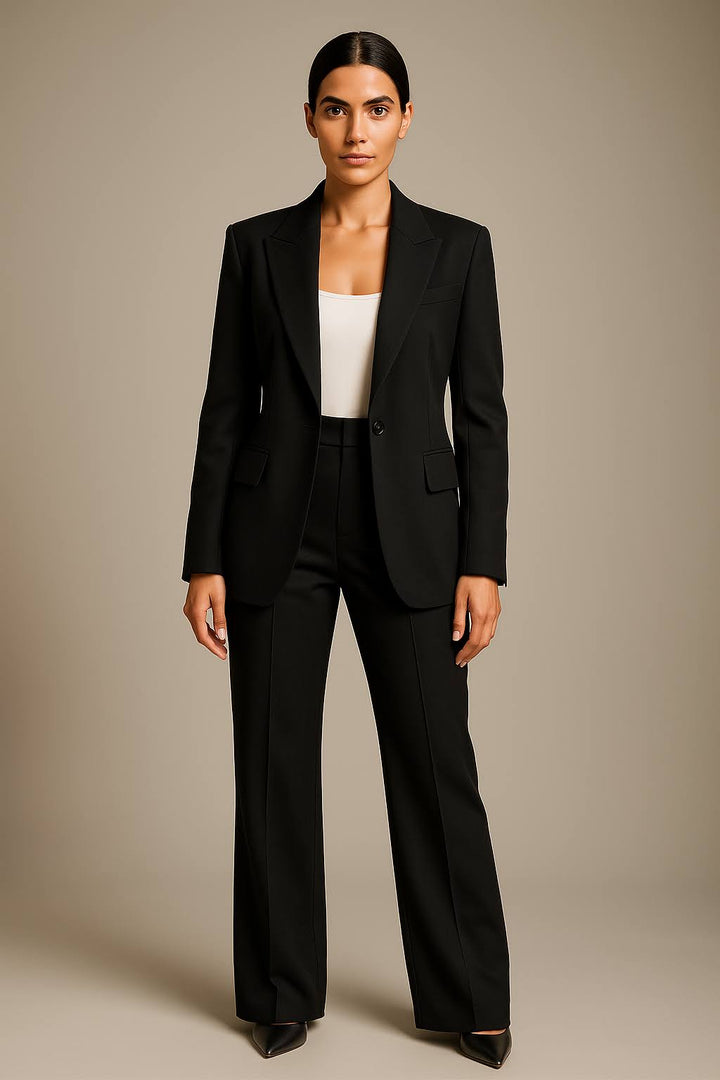 Comfortabel dames pak met gestroomlijnde blazer en pantalon. Zomer- en lente mode voor een elegante, professionele look.