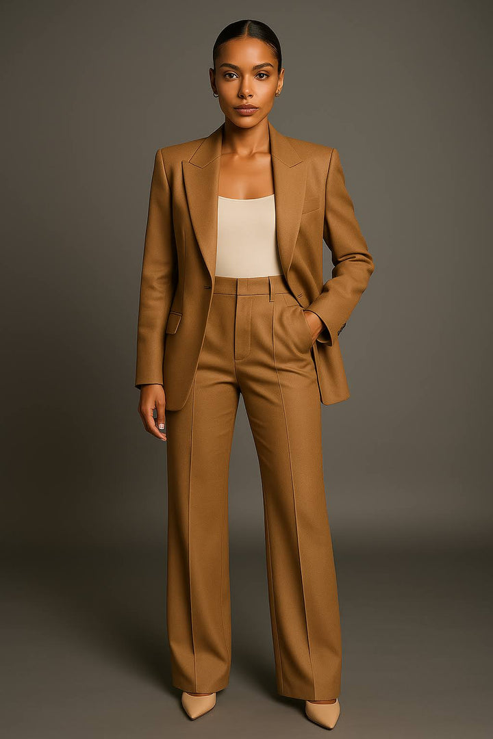 Vrouwen dragen een modieuze blazer set en pantalon pak. Ideaal voor zakelijke kleding of elegante lente/zomer outfits.