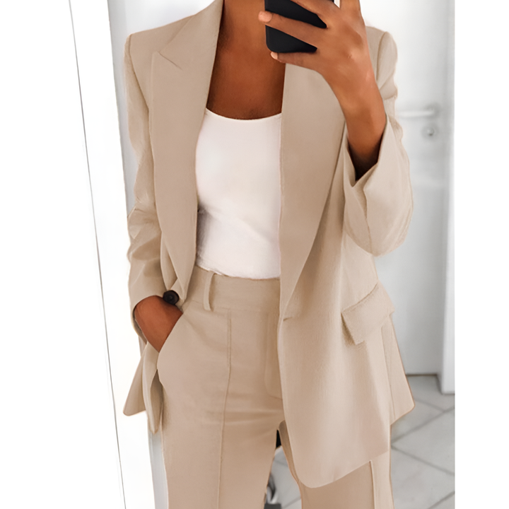 Elegant dames pak met matchende blazer en pantalon. Modieuze lente/zomer kleding, perfect voor een professionele en stijlvolle look.