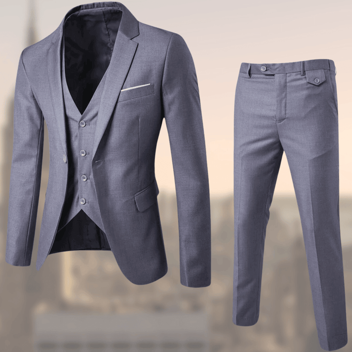 Man in stijlvol Lucas driedelig herenpak, met gilet en pantalon, voor een complete en tijdloze look.