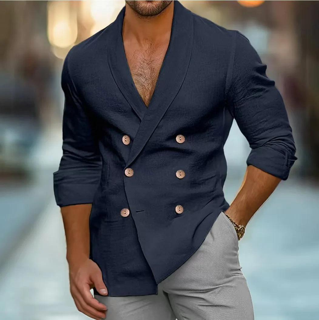 Model draagt stijlvol, ademend dubbelgeknoopt herenoverhemd met reverskraag. Ideale zomerkleding voor vrijetijd.
