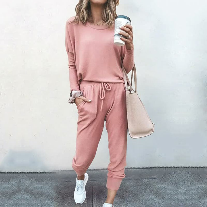 Elegant dames trainingspak voor modebewuste vrouwen. Comfortabel en veelzijdig voor sport, thuis of een casual look.