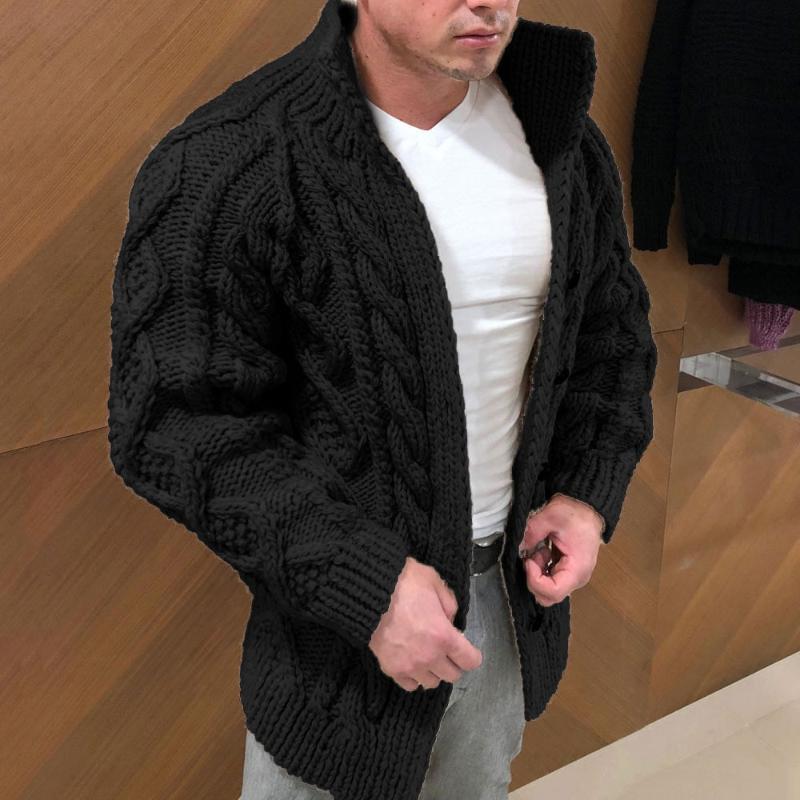 Man draagt een comfortabel en stijlvol DenzelsVest, een gebreid vest voor heren, perfect voor lagen.