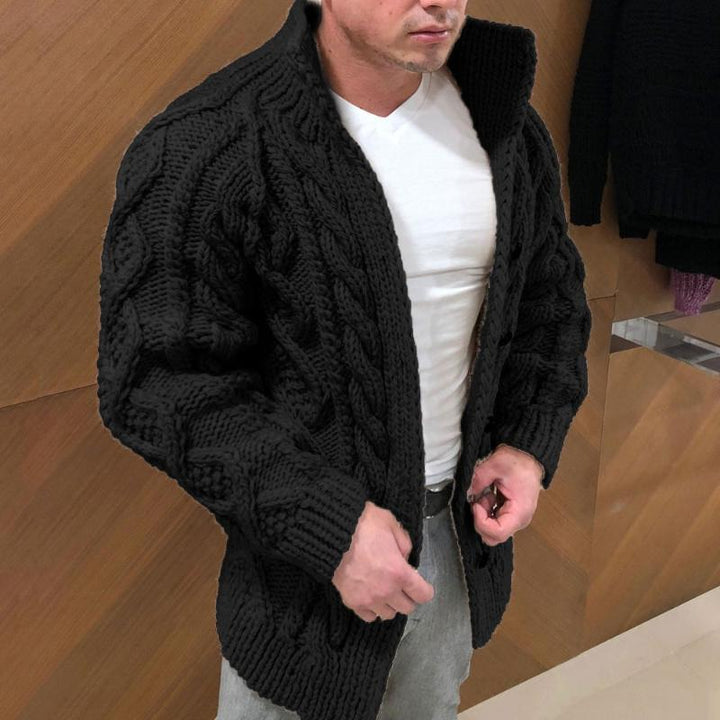 Man draagt een comfortabel en stijlvol DenzelsVest, een gebreid vest voor heren, perfect voor lagen.