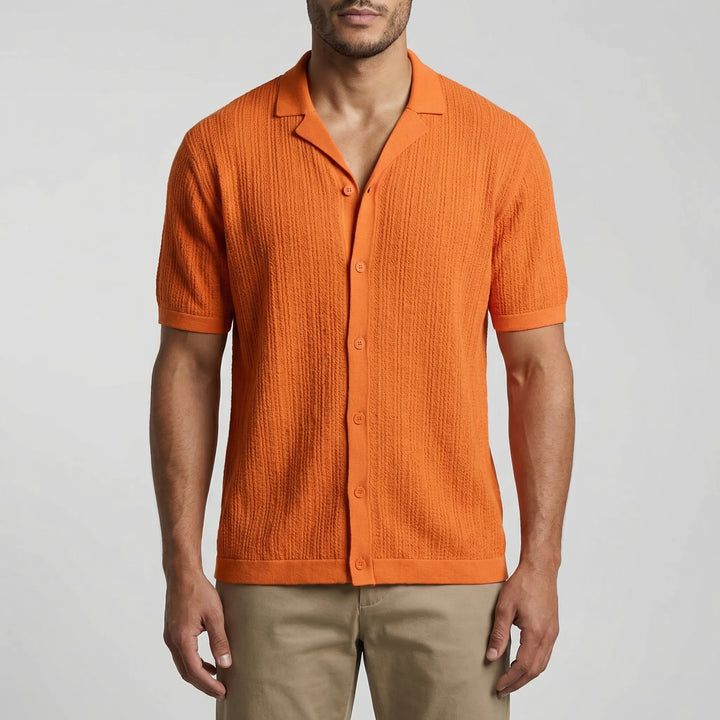 Hoogwaardig gehaakt herenshirt met korte mouwen, luchtig en stijlvol voor elke zomerse gelegenheid.
