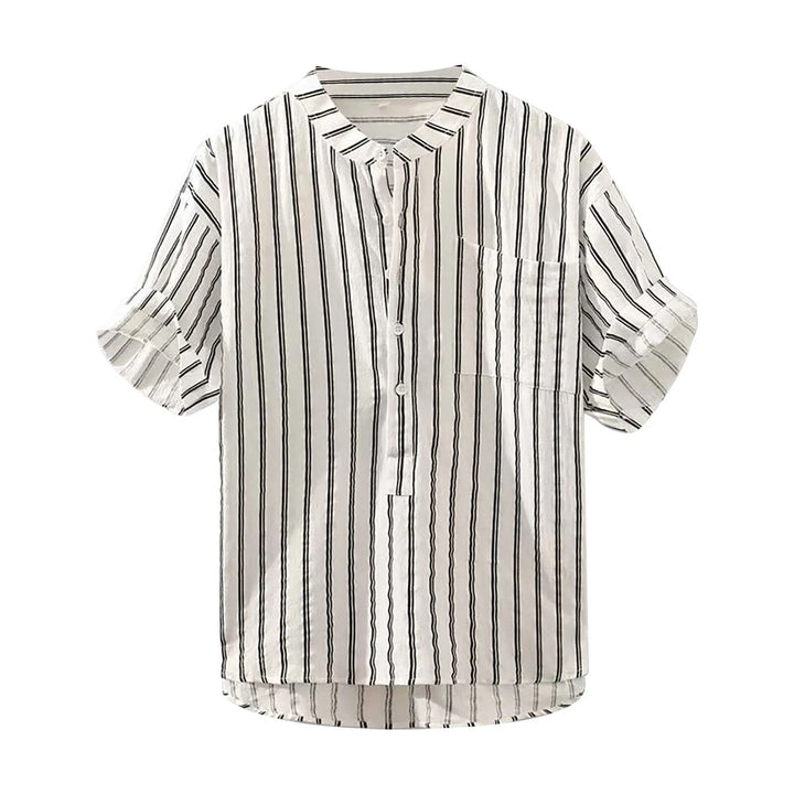 Modern gestreept heren zomeroverhemd met korte mouwen, perfect voor stijlvolle herenkleding op strand en casual gelegenheden.