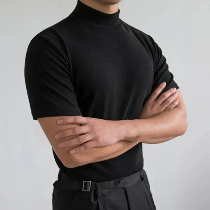 Stijlvol heren T-shirt met hoge kraag in zwart, perfect voor een moderne, casual look. Comfortabel en veelzijdig.