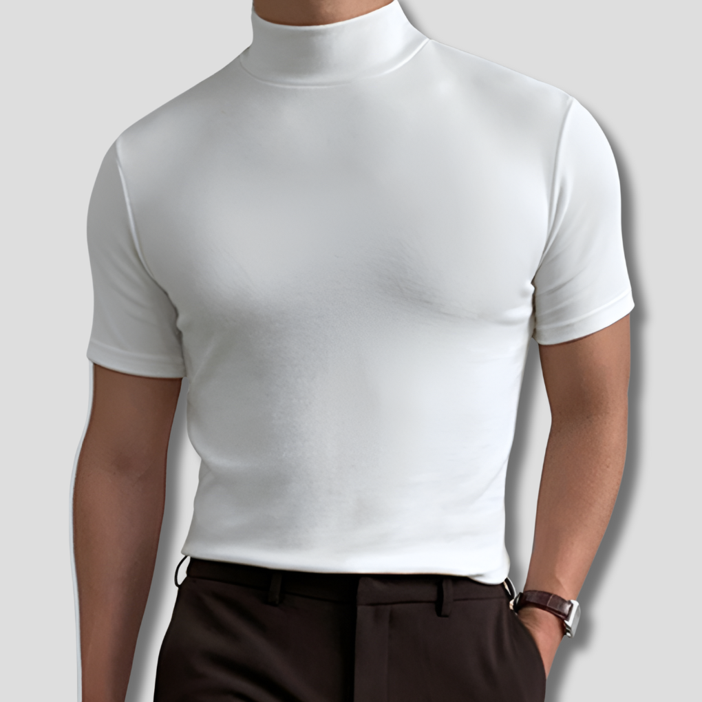Comfortabel basic heren T-shirt met hoge kraag in wit, ideaal voor heren mode. Een veelzijdig en modern casual shirt.