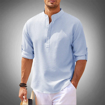 Netjes gevouwen casual heren zomer overhemd met korte mouw, klaar voor de vakantie. Comfortabele herenkleding.