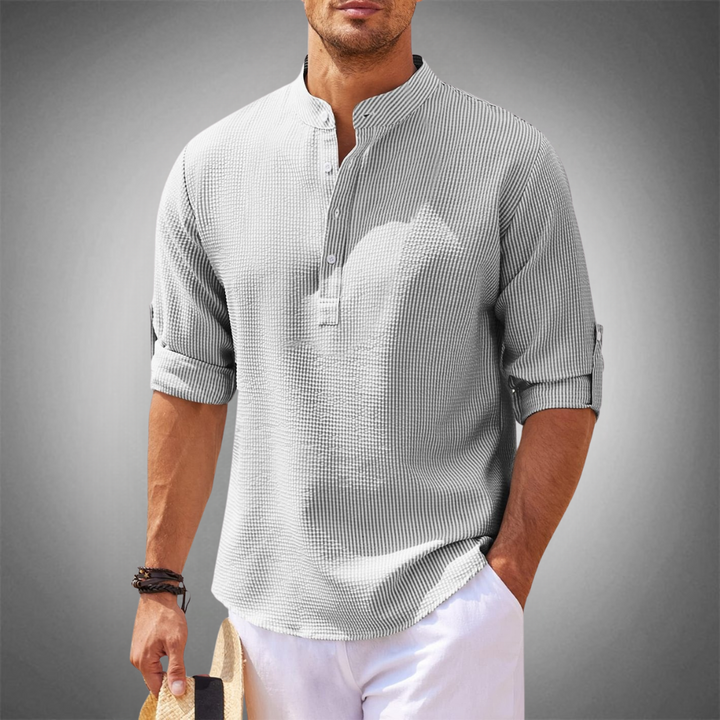 Detail van de kraag en knopen van het stijlvolle heren zomer overhemd. Hoogwaardige casual herenmode.