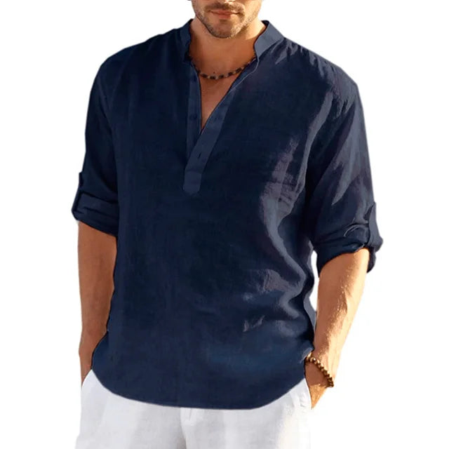 Man draagt een ontspannen wit heren zomer overhemd, ideaal als strand overhemd of casual zomerkleding, ademend.