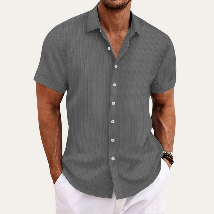 Opgevouwen herenoverhemd korte mouwen met streepjes. Stijlvol en casual, klaar voor een zomerse dag in regular fit.