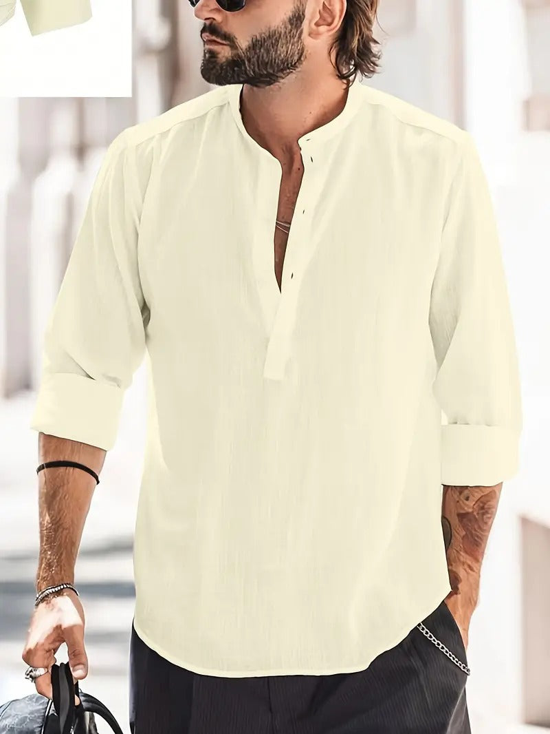 Basic effen herenoverhemd met lange mouwen. Essentieel comfortabel kledingstuk voor herenmode.
