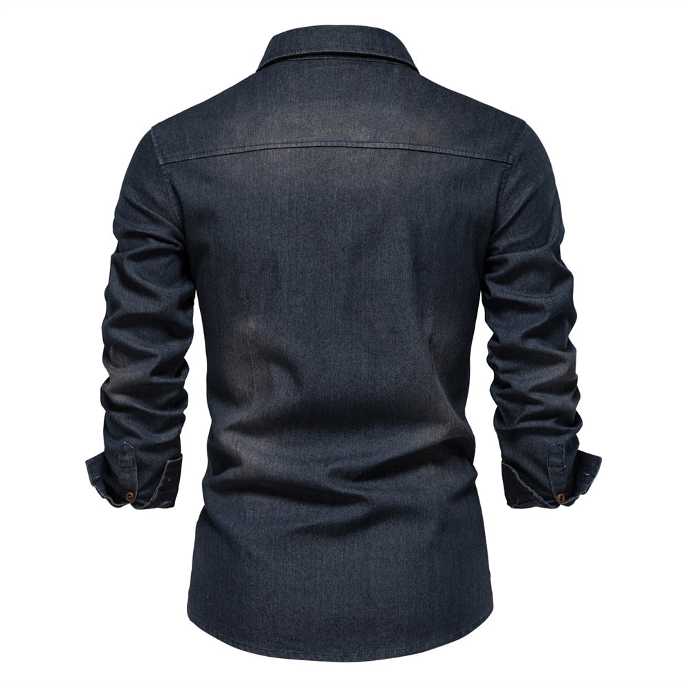 Trendy marineblauw denim herenoverhemd, met klassieke details, een essentieel item voor de moderne man.