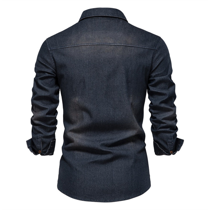 Trendy marineblauw denim herenoverhemd, met klassieke details, een essentieel item voor de moderne man.
