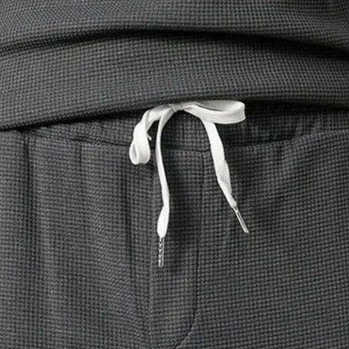 "Stijlvol joggingpak voor heren, navy met grijze accenten, comfortabele pasvorm, ideaal voor casual en thuisgebruik."
