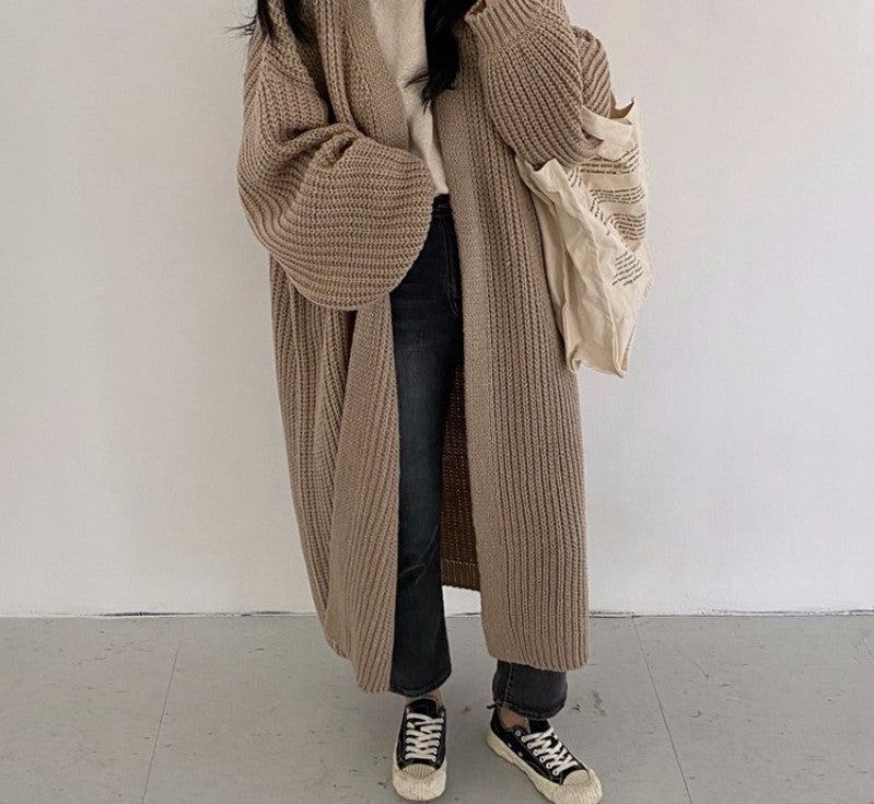 Stijlvol khaki gebreid damesvest van MollysVest met open voorkant. Perfect voor comfort en mode.