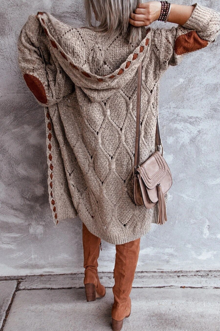 Warm gebreid lang damesvest Evelyn met capuchon, perfect als winterkleding en herfstmode.