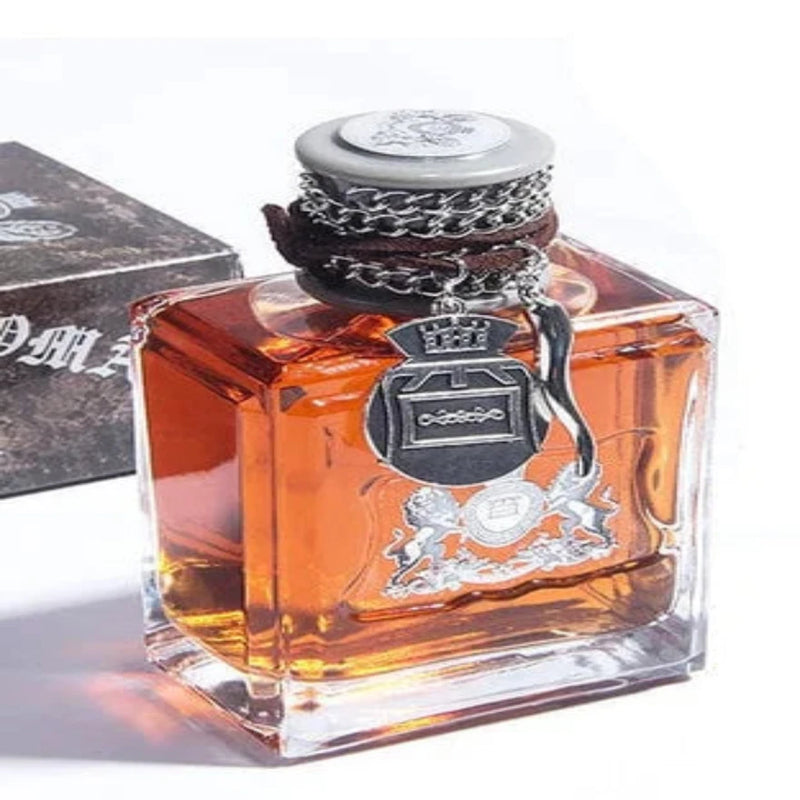 Man spuit exclusieve feromoon eau de parfum op. Perfect voor dagelijks gebruik & avondgeur, versterkt aantrekkingskracht.
