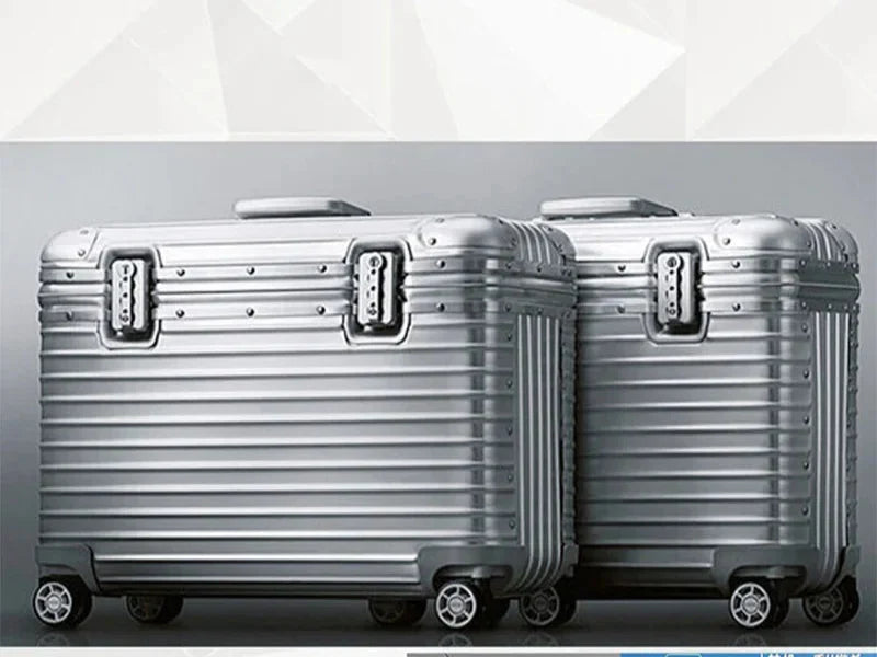 Geopend interieur van de Monaco hardcase aluminium koffer, met pakbanden voor georganiseerde en compacte bagage.