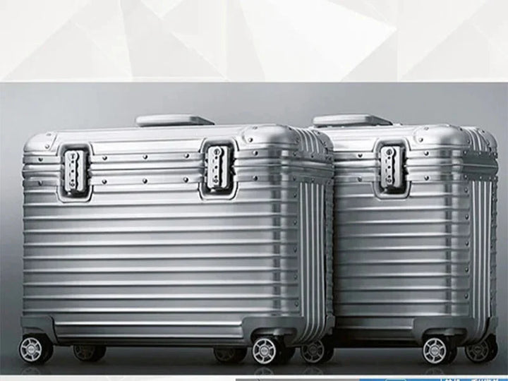 Geopend interieur van de Monaco hardcase aluminium koffer, met pakbanden voor georganiseerde en compacte bagage.