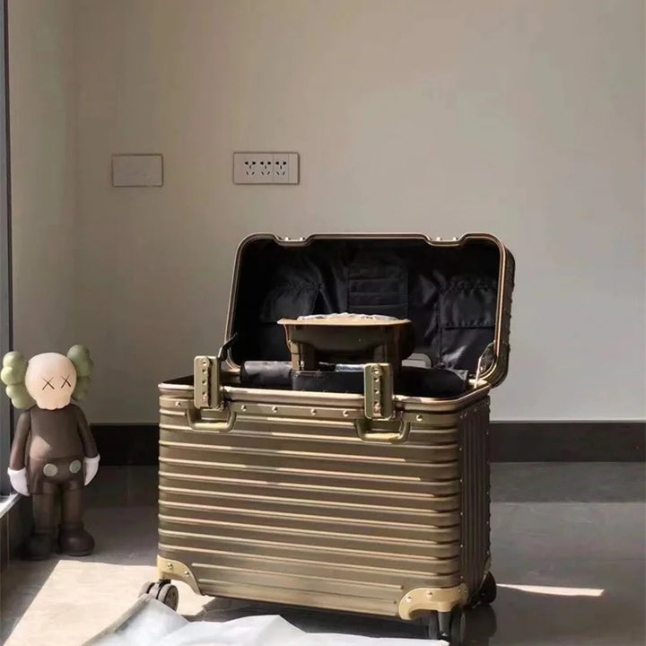 Aluminium-magnesium spinner koffer in een luchthaven setting. Robuuste hardcase bagage klaar voor een nieuwe reiservaring.