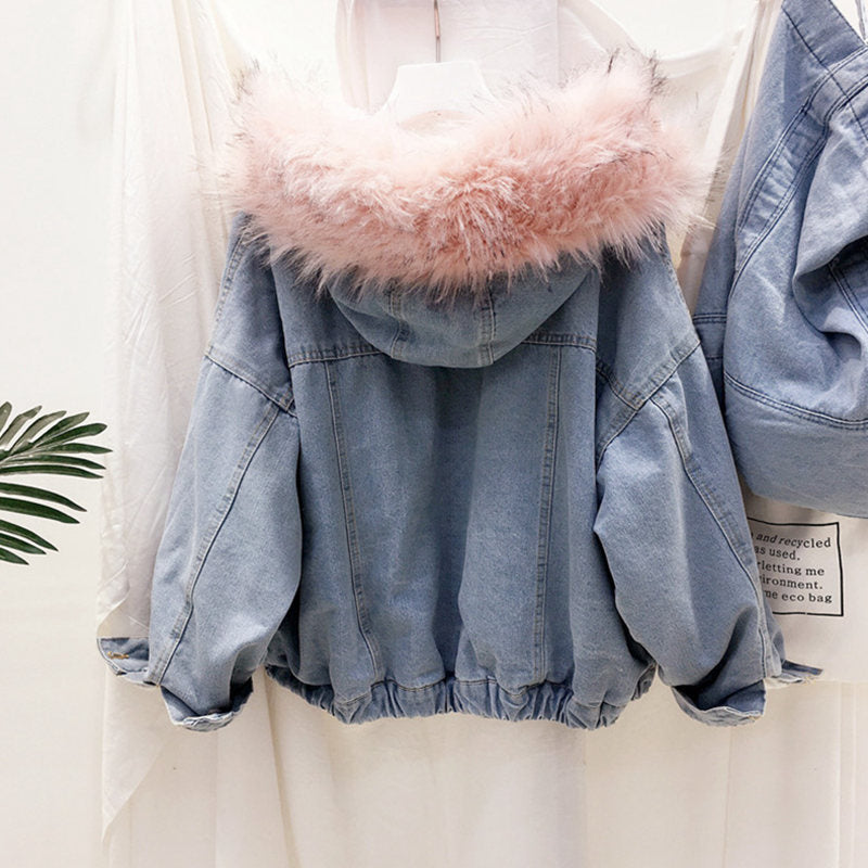 Trendy dames denim winterjas, perfect voor een casual look. Deze jas is warm en essentieel voor de wintermode.