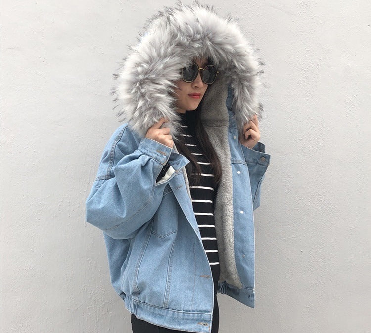 Modieuze damesjas van denim, warm en trendy. Deze winterjas completeert elke casual of stijlvolle winteroutfit.