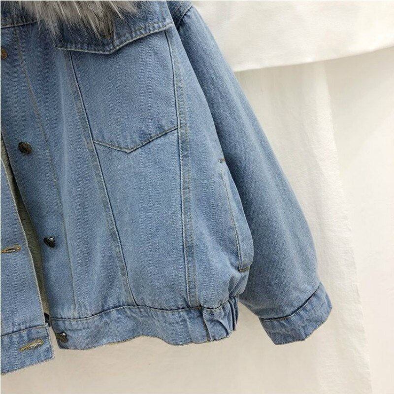 Hoogwaardige denim dames winterjas, warm en stijlvol ontworpen. Perfecte kleding voor de koude en trendy wintermaanden.