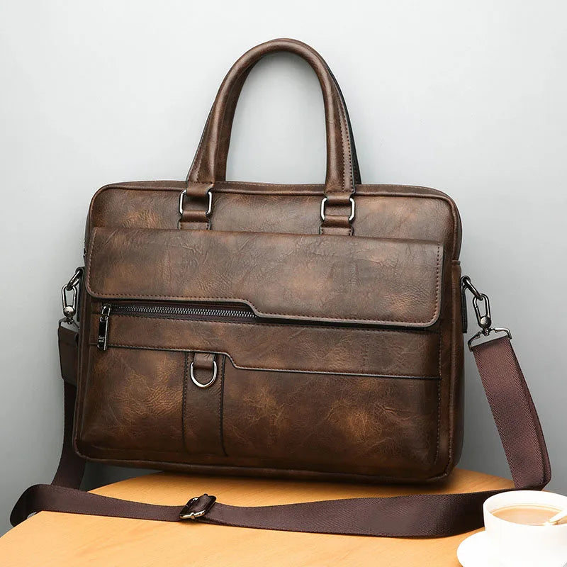 Mannen leren crossbody tas Benedicto. Ruime en praktische herentas van echt leer voor al je benodigdheden.