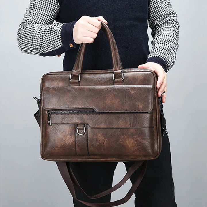 Moderne man draagt de lichtbruine Benedicto leren schoudertas crossbody, ideaal voor een zakelijke of casual look.