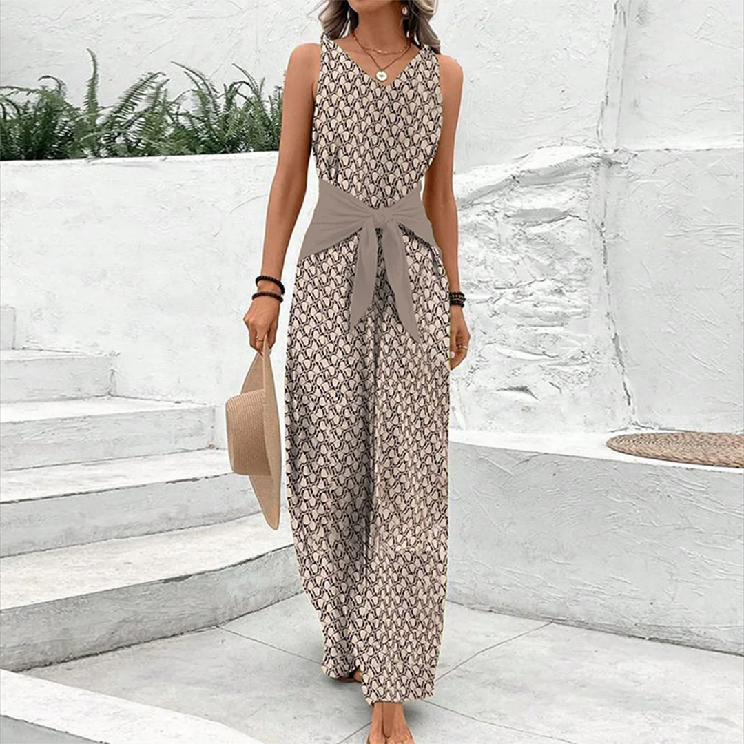 Stijlvolle bruine dames jumpsuit met mouwloze pasvorm en elegante V-hals, ideaal voor een comfortabele zomeroutfit.