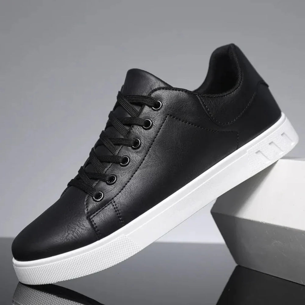 Zwarte leren herenschoenen met metalen neus, waterdicht en comfortabel, perfect voor een formele look.