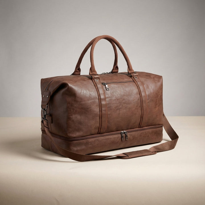 Grote unisex leren duffelbag gedragen door model, toont formaat en comfort als weekendtas.