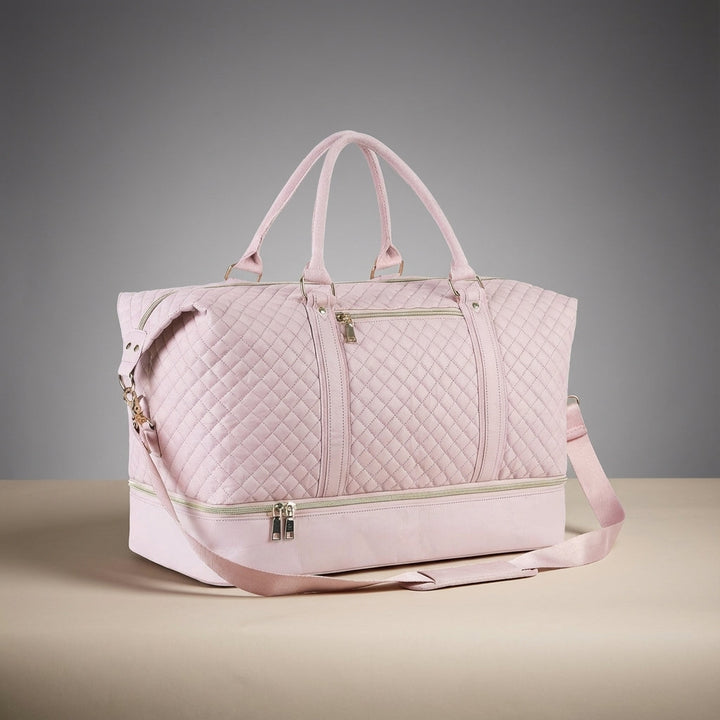 Collectie Voyagely leren weekendtassen: bruin, zwart, lichtbruin en roze duffelbags voor elke reiziger.