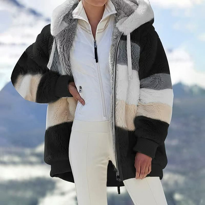 Model draagt een comfortabele, stijlvolle ComfyCoat™ dames winterjas in het park.