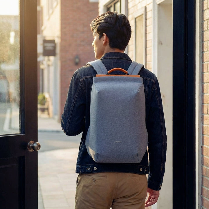 Stijlvolle compacte FlexPorter laptoprugzak voor 15 inch laptop, ideaal voor werk of reizen. Beschermt apparaten.